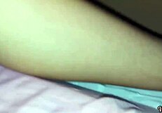 Aile dışarıdayken üvey kardeşimle yatağa gizlice girip ateşli üvey kız kardeş sikişi