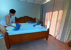 Με πιάνει τρέλα βλέποντας τη Regina Noir γυμνή να στρώνει το κρεβάτι