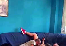 Amatørpar nyder liderlig hjemmelavet sex på sofaen, med pik i fisse og røvleg