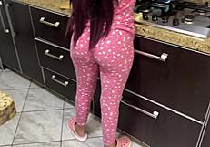 ¿Padrastro obsesionado, puedes dejar de mirar mi culo de 18 años? ¡Dime qué quieres!