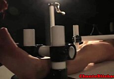 Ama domina a sumisa atada en BDSM lesbiana