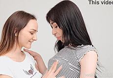 beauty-angels com - Olivia Trunk a Wensday K dráždí lízáním oholených kundiček