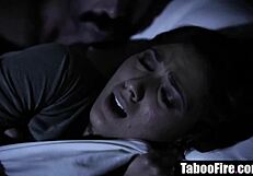 בוקר מטורף: אחיינית צעירה מתעוררת ליד דוד חרמן במיטה