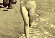 Dark Lantern Entertainment toont retro vrouwen die voorover buigen