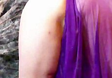 في زي غجرية مثيرة، تندمج في لعب فردي. لحظتها المتلصصة تصبح برية.