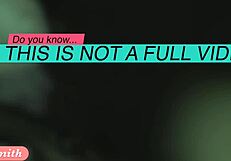 Jeny Smith mini etekle halka açık amını gösteriyor, çok yaramaz