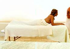 熟练女按摩师的放松按摩让Alyssa狂野！