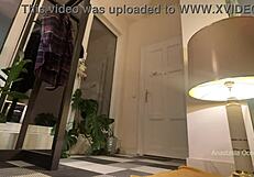 Видях как хавлията ми се свлича два пъти пред шокирания куриер