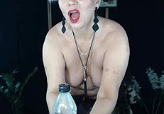 Milf rusă fierbinte dansează seducător pe webcam, rupând hainele