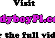 Piccola ladyboy asiatica si spoglia sola in camera da letto