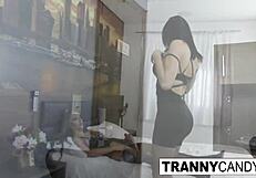 Άγριες trans τσούλες γαμιούνται στον κώλο σκληρά με δονητές