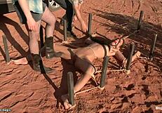 Wow, diese Babe wurde in der Wüste ausgepeitscht und mit der Gerte geschlagen!