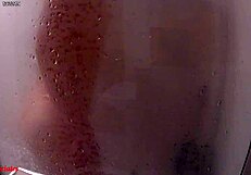 Srcebiječe odkritje: Skrita kamera ujame goste Airbnb, ki strastno jebejo v prhi