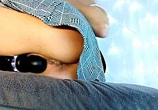 Tá chudá dievka jazdiaca na vankúši s vibrátorom mala veľký výstrek