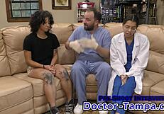 “我好紧张… 扮演坦帕医生给妮可·卢瓦做第一次妇科检查，护士艾丽亚帮忙！”