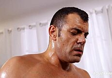 Seksikasvatuksen mestari dominoi oppilasta luokkahuoneessa