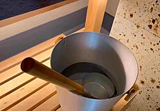 Sono entrato nella sauna e ho sudato con vibrazioni giapponesi intorno a me