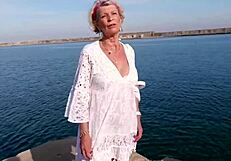 Eva 70 År Tæmmer To Vilde Hingste Hurtigt