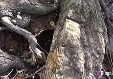 Hete Noa knuller tilfeldige gutter i vill strand doggystyle. Nudist utendørs cumshot-action venter!