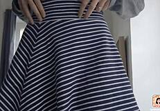 裙底阴户闪现！户外公共场合娇小美女不穿内裤！