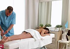 スリム4K - エキゾチックな若いブルネットがマッサージ師に満足させられる！