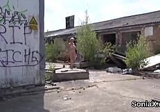 Неверната британска зряла дама Сония показва огромни цици