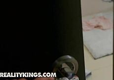 Tetona Gabbie Carter y Lasirena69 comparten la polla grande de Quinton James salvajemente