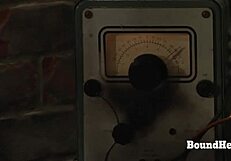 Λεσβιακό Τρίο με Μεγάλο Στράπον Κυριαρχεί σε Νέες Σκλάβες