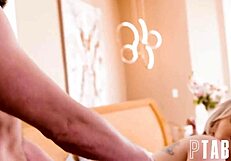 Brad Newman og Dee Williams viser par kærlighed med store patter og røv