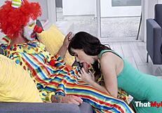 Sleduj busty milf Alana Cruise ako sa ponorí a zašpiní s klaunom v divokom halloweenskom dobrodružstve