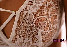 Fehergyemant Film met en scène lingerie fétichiste et jeu de vibro