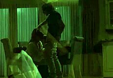 Hijastro creepy dice: ¡Sorpresa, madrastra! a Tyler Nixon y Kayley Gunner desprevenidos.