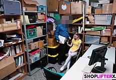 Teen straffet med stor pik blowjob for butikstyveri
