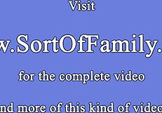 عاوز تشوف زوجة أبي المربربة تاخد زب هاوي، شايفها بتتعامل إزاي؟