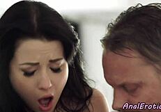 Маленькосисая красотка жестко трахается в тугую жопу