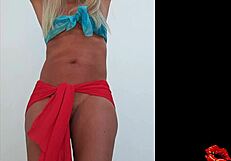 Sarışın Milf Dışarıda Güneşlenip Azdırıyor