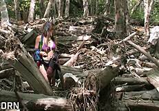 Seksowna naturalna laska 18+ szaleje waląc konia owłosioną cipką