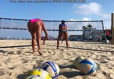 وااو! مؤخرة كبيرة أفريقية تهزها في كرة الطائرة!