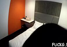 Quella giovane 18+ si fa trapanare su cam nascosta