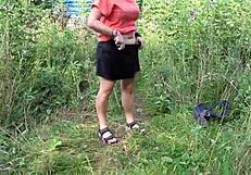 Videli ste už MILF prechádzať sa na verejnosti s hračkou v chlpatých piči?