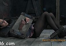 Zavešana lepotica z objetimi bradavicami hrepeni po divji radosti v grobi igri