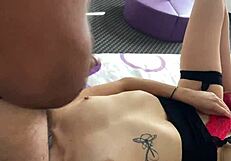 أنا أقذف على وجهها