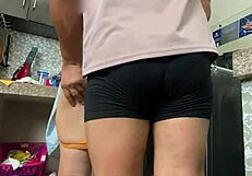 Continue de cuisiner, laisse-moi goûter ce cul incroyable en secret