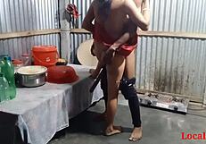Hei, vezi-o pe Bengali boudi în saree roșu la acțiune hardcore