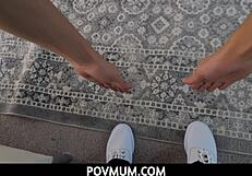 Wow! Stiefsohn muntert Milf-Stiefmutter Jenna Noelle mit riesigem Schwanz in POV auf