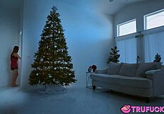 Коледни доведени сестри стенат в POV свирки с големи задници и цици