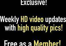 ميلف بلوند حارة Vicky Vette تعرض كلا الثقوب الضيقة في مقطع جنسي حار