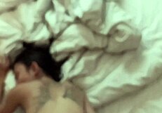 Tânăra luptă cu pula mare a tăticului, plânge, dar iubește ejacularea pe țâțe.