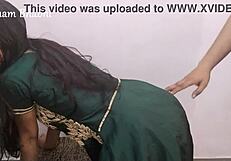 Гореща индийска съпруга бхабхи грубо чукана до оргазъм с кума върху тесната путка