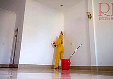 Nahá služka uklízí kancelář bez kalhotek